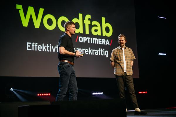Direktør i Woodfab, Ståle Sagstuen lanserte det nye navnet på Optimeras årlige Opptur-arrangement. I bakgrunnen konferansier Einar Tørnquist. Foto: Erik N.H. Krafft/ Optimera