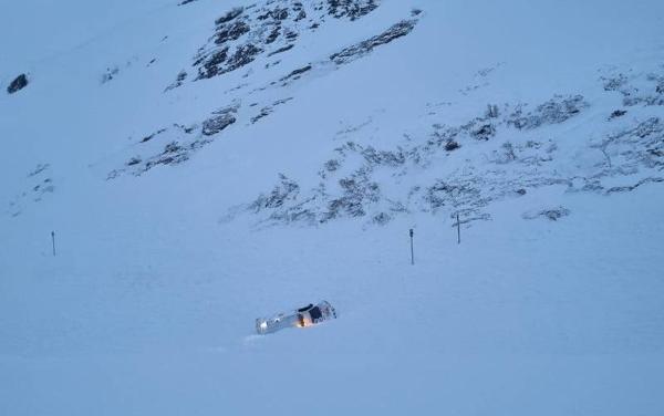 Bilen ble tatt av snøskred på Vikafjellet i Vestland fylke tirsdag. De to ansatte hos entreprenøren skal være i god stand. Foto: Statens vegvesen