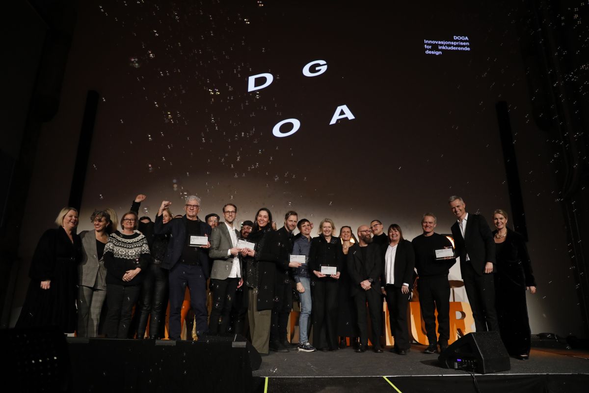 Nøkkelpersoner bak vinnerprosjektene Carpe Diem demenslandsby og NRKs nye visuell identitet er oppe på DOGA-scenen og mottar Innovasjonsprisen for inkluderende design. Foto: DOGA