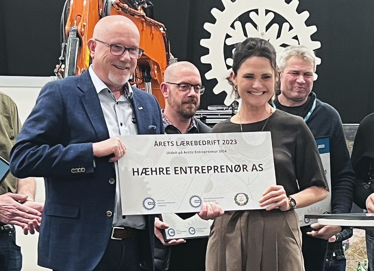 Daglig leder Gudmund Roen i Hæhre Entreprenør kunne motta prisen fra kunnskapsminister Kari Nessa Nordtun. Foto: Kari Druglimo-Nygaard/MEF
