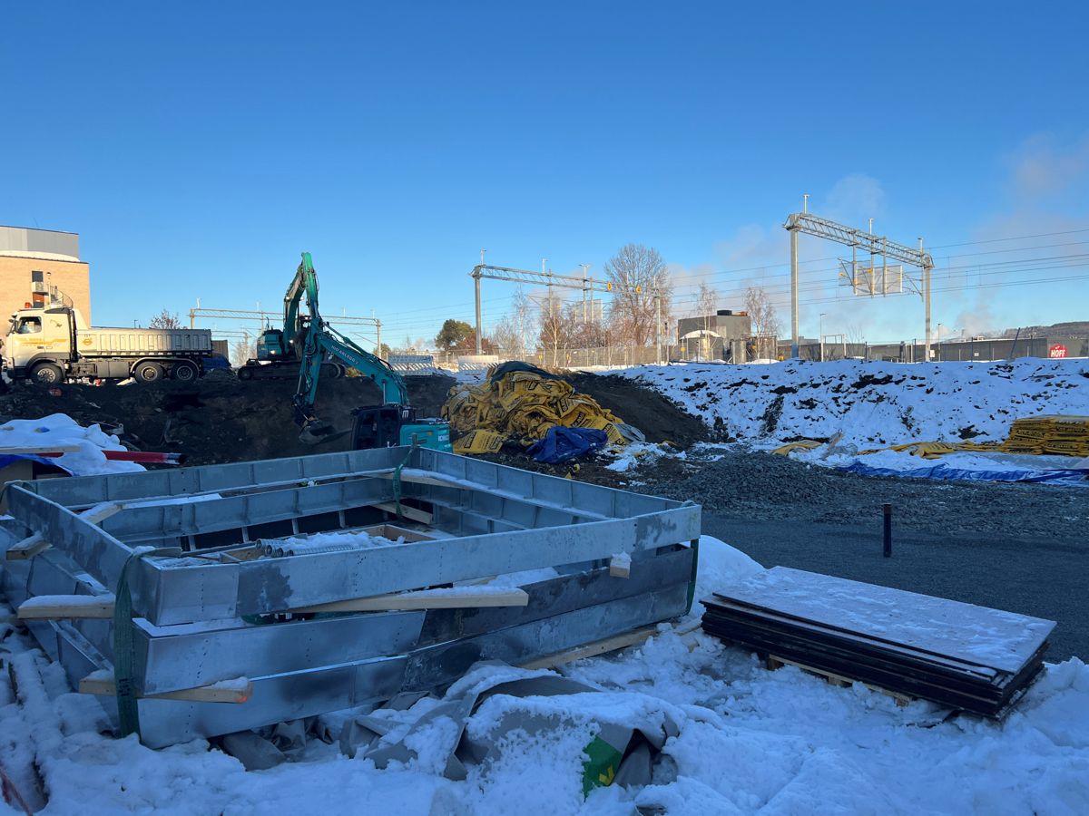 Det var under grunnarbeider ved et byggeprosjekt ved Gjøvik stasjon at et fjernvarmerør ble gravd over.