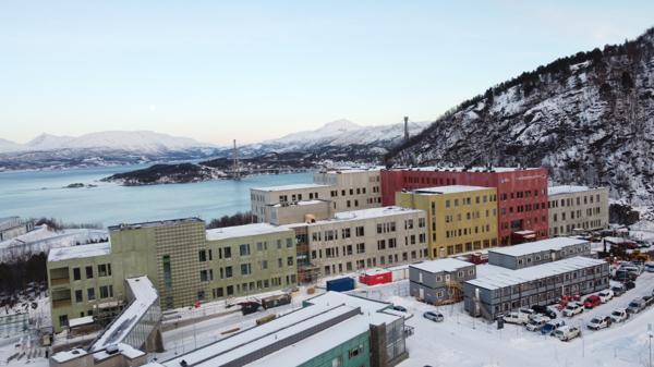 Da Byggeindustrien besøkte byggeplassen i januar var entreprenør og byggherre i gang med testfasen for det nye Universitetssykehuset i Narvik. Åpningen av sykehuset forventes i høst. Foto: Marius Lysø