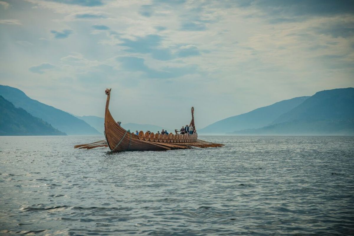 Det 30 meter lange skipet har ikke vært på sjøen siden 2019, men nå planlegges det årlige turer for å få vist fram vikingskipet. Foto: Sagastad Vikingsenter.