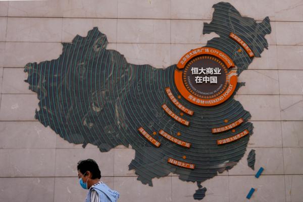 En dommer i Hongkong ga mandag ordre om tvangsoppløsning av det kinesiske eiendomsselskapet Evergrande, som ikke har klart å komme opp med en overbevisende plan for å redde økonomien i selskapet. Arkivfoto: Andy Wong / AP / NTB