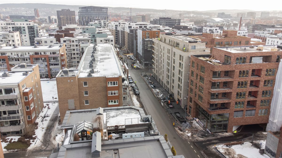 Husrekken langs utskjelte Lørenveien blir lengre, men fortsettelsen av muren illustrerer også klare tegn til forbedring i hvordan man utvikler og bygger boliger i Oslo.