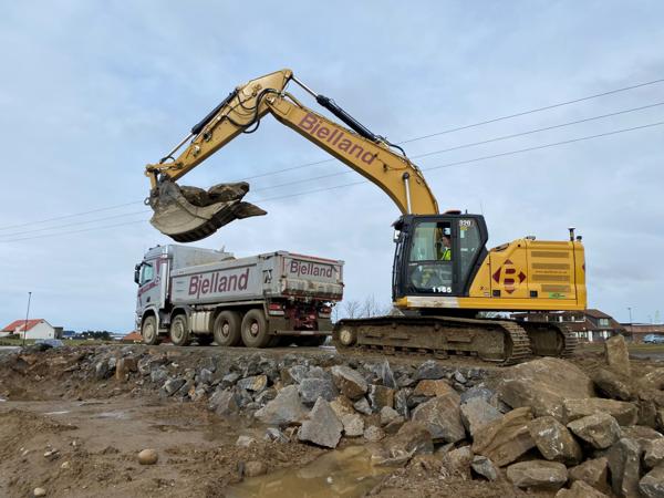 Bjelland har investert i to store el-gravere og hurtigladere i forbindelse med riksveg 509-prosjektet. Foto: Bjelland.