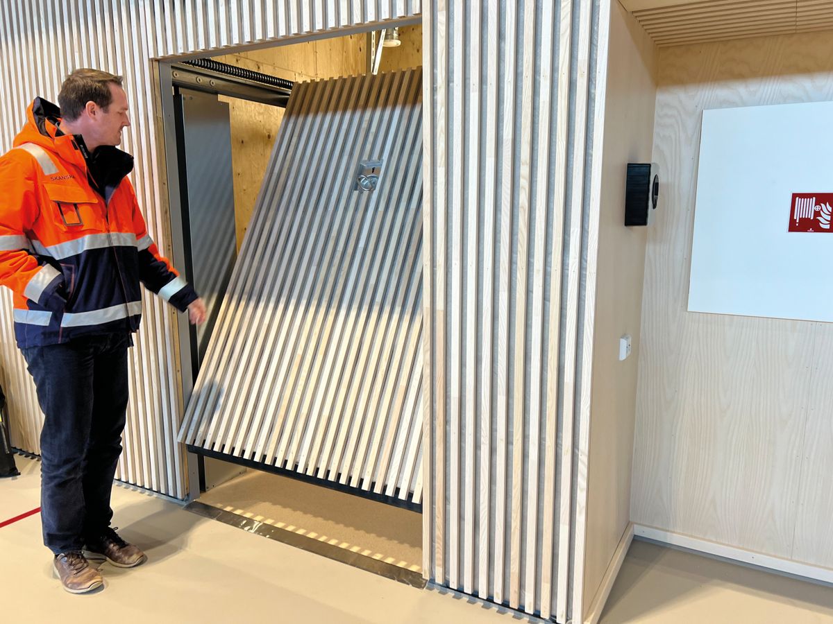 Skanskas prosjektleder Stian Lunde Høgåsen viser en av de mange portene i spileveggen.
