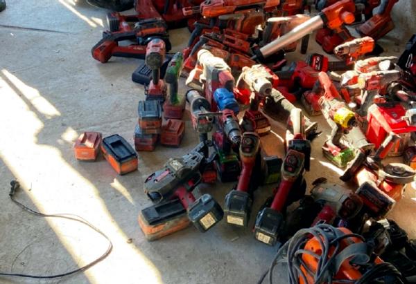 Noe av verktøyet som ble stjålet fra diverse byggeplasser på Østlandet mellom 2022 og 2023. Foto: politiet