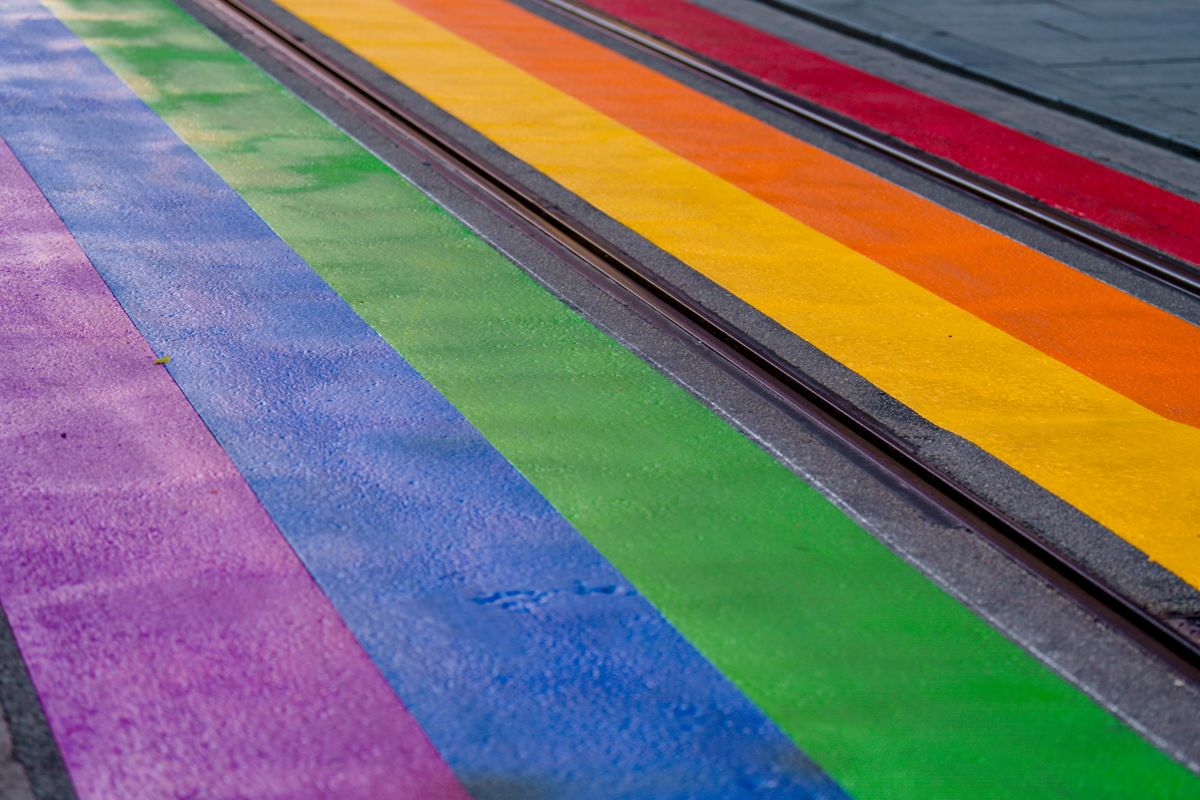 Statens vegvesen ønsker å fjerne striper som i regnbuens farger på gangfelt. Bildet er fra Rosenkrantz' gate i Oslo – den er ikke berørt av forslaget. Foto: Stian Lysberg Solum / NTB