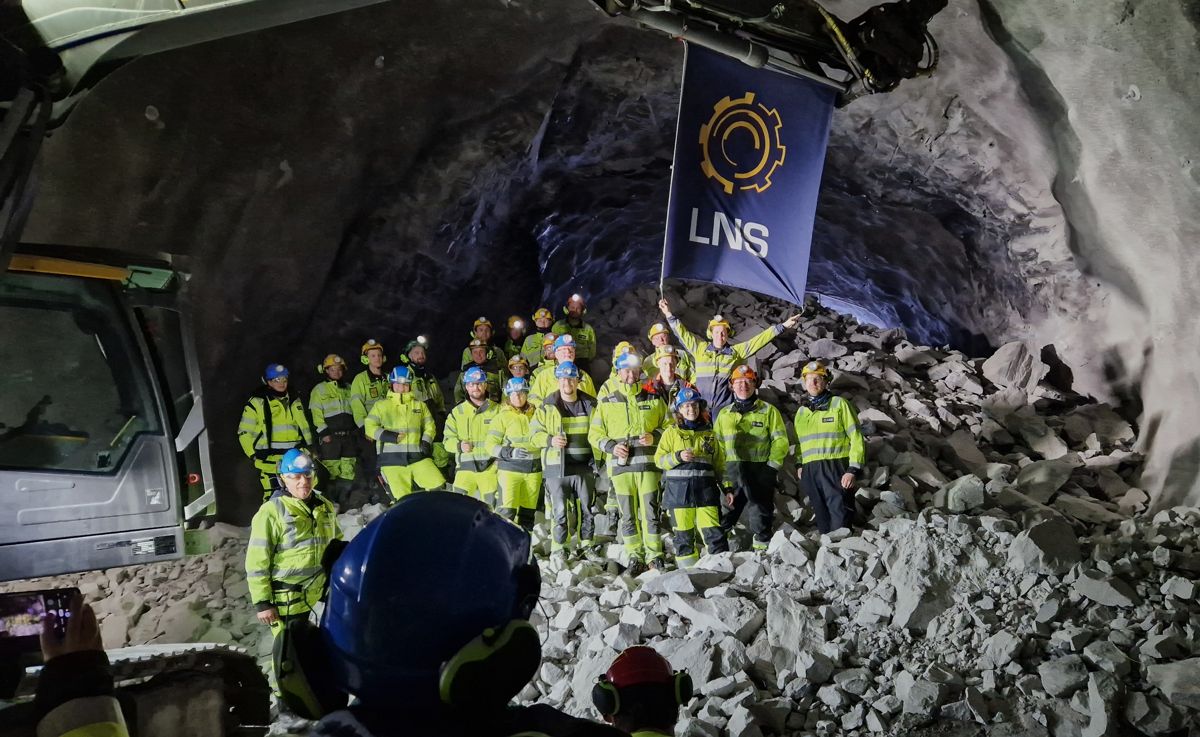 Tradisjonen tro ble det skålet på røysa da LNS denne uken feiret gjennomslag for den 2.020 meter lange Bergåstunnelen. Foto: Håkon Bendik Pederesen, Statens vegvesen.