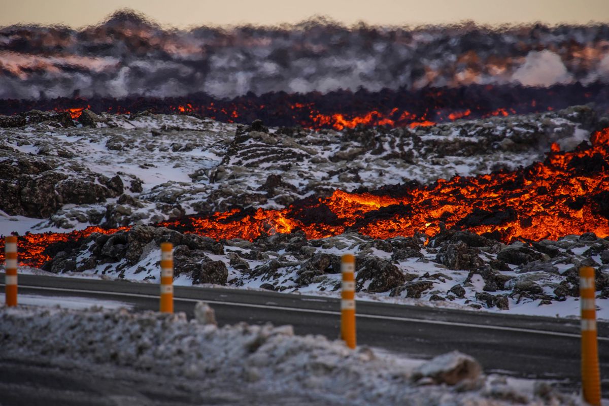 Lava nær Grindavik på Island. Lava fra det siste vulkanutbruddet har truffet varmtvannsledninger, melder islandske medier. Foto: Marco Di Marco / AP / NTB