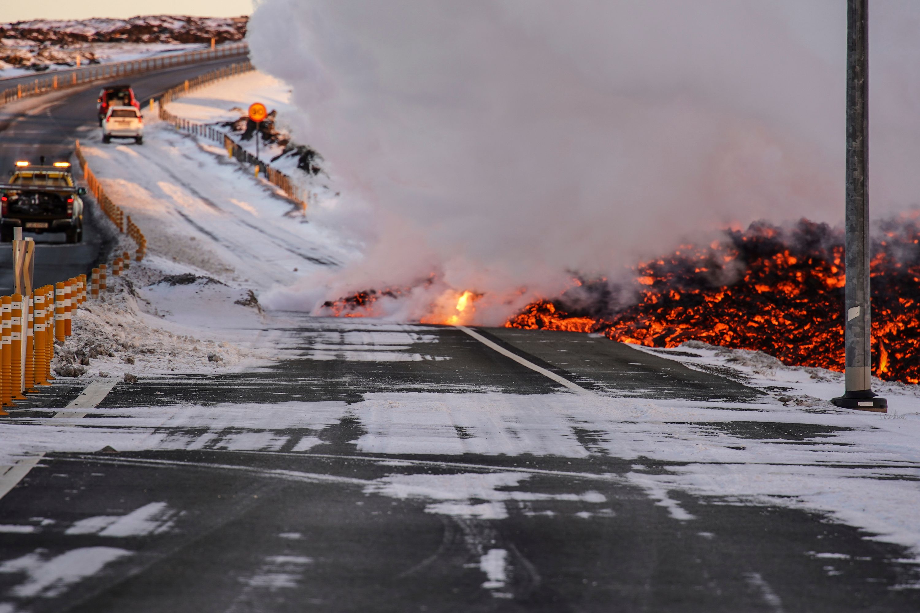 Sprekken som det renner lava ut av, er om lag tre kilometer lang, opplyser den islandske kystvakten som har fløyet over utbruddet. Ifølge kystvakten ser lavastrømmen ut til å være mindre enn utbruddet 18. desember i fjor. Foto: Marco Di Marco / AP / NTB