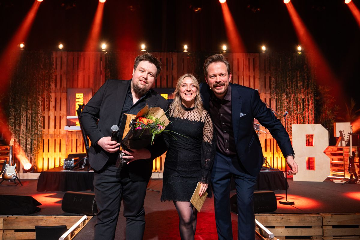 Bygger'n Tromsø fikk pris som årets markedsfører. Daglig leder Aleksander Biti til venstre og leder markedsføring Linnea Ylitalo Bovinder i midten. Konferansier Einar Tørnquist til høyre. Foto: Bygger'n