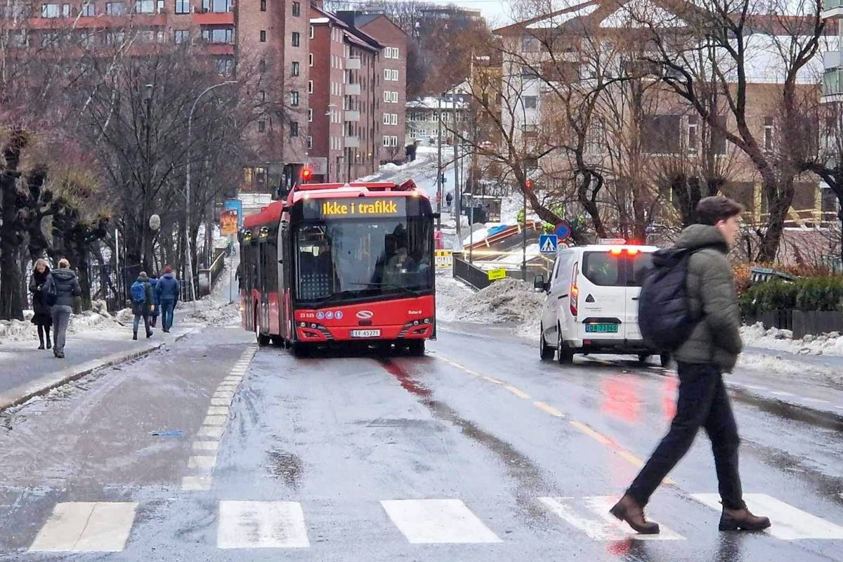 Både glatte veier og mye snø har ført til flere utfordringer for busstrafikken i Oslo denne vinteren. De nye elektriske bussene som ble levert i fjor, takler norsk vinterføre dårlig. Foto: Truls Nygaard / NTB