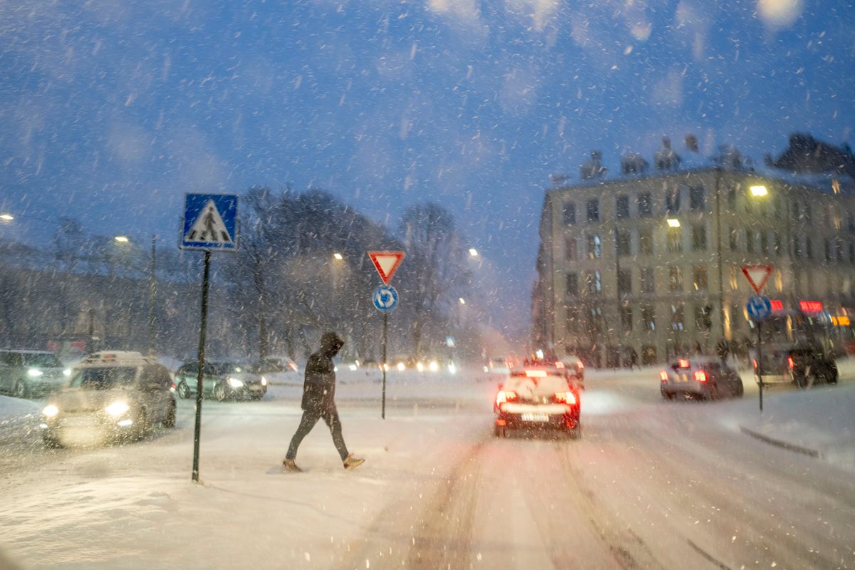Slaps og snø på veiene i Oslo etter nattens snøfall fører til krevende kjøreforhold tirsdag morgen. Illustrasjonsfoto: Javad Parsa / NTB