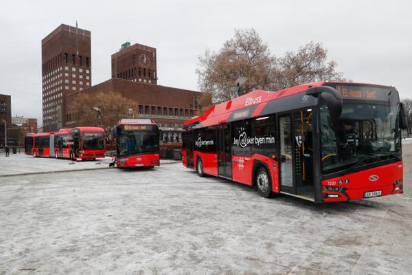 Ca 8.000 avganger var innstilt i løpet av de første to ukene i januar, ifølge Aftenposten. I resten av landet er kollektivvirksomhetene likevel ikke bekymret for overgangen til elektriske busser, ifølge ny undersøkelse. Foto: Cornelius Poppe / NTB