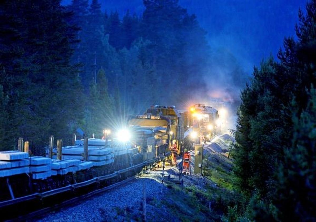 Sporbyttetoget bytter sviller på jernbanen. Foto:  Øystein Grue, Bane Nor