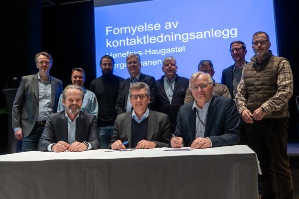 Her signeres kontrakten. Foran fra venstre: Anders Hauglie-Hanssen, administrerende direktør i Nettpartner, Henning Bråtebæk, konserndirektør i drifts- og vedlikeholdsdivisjonen i Bane NOR, Arild Ingar Moe, administrerende direktør i NRC Group Norge. Foto: NRC Group