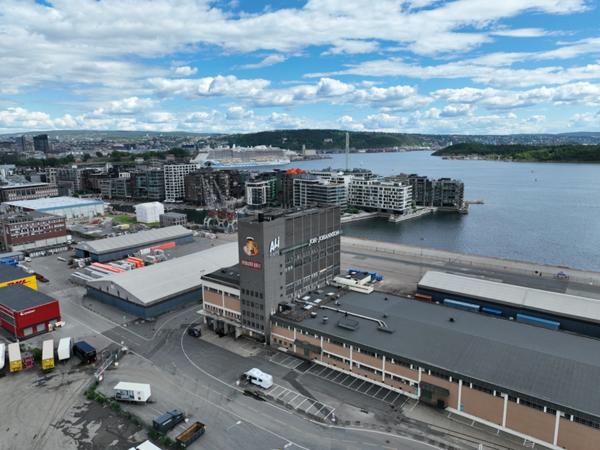 Filipstad vil i årene som kommer transformeres fra et mer eller mindre mennesketomt industriområde, til en levende, ny bydel med yrende folkeliv. Foto: Oslo Drone og Foto