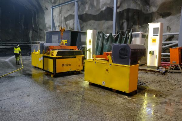 Byggeindustrien skrev nylig om de elektriske maskinene som er i bruk på AF Ghellas rentvannsprosjekt i Oslo. Det er lagt opp til lading og batteribytter inne i nisje i tunnelen. Foto: Marius Lysø