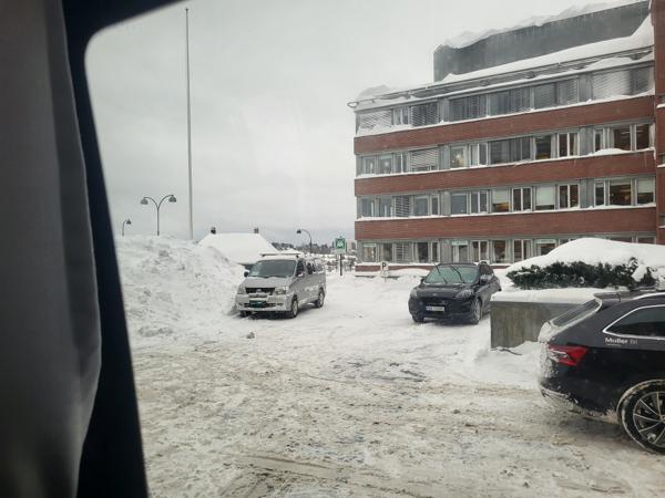 Det var ekstra om plassen utenfor sykehuset i Tønsberg i forbindelse med snøfall i januar. Regionleder Gro Rohde i Norges Handikapforbund reagerer på at det ble lagt snø på HC-plasser. Foto: privat