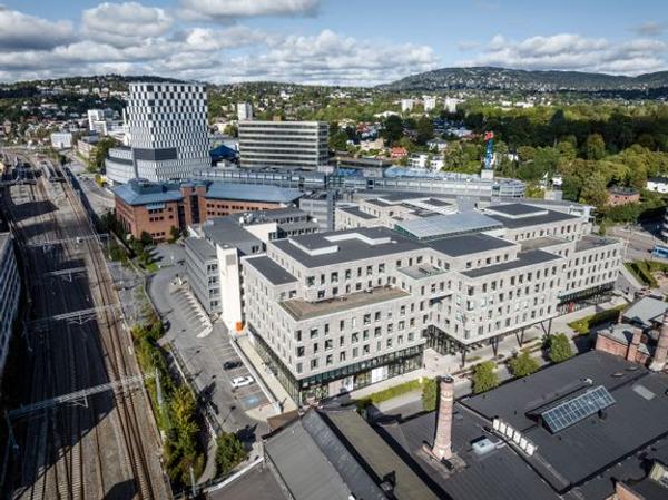 Verkstedveien 1 er et moderne kontorbygg på mer enn 31 000 kvadratmeter. Fra kontorbygget er det kort vei til alt av kollektivforbindelser ved et av de største knutepunktene i Oslo. Foto: Knut Neerland - Magent.no