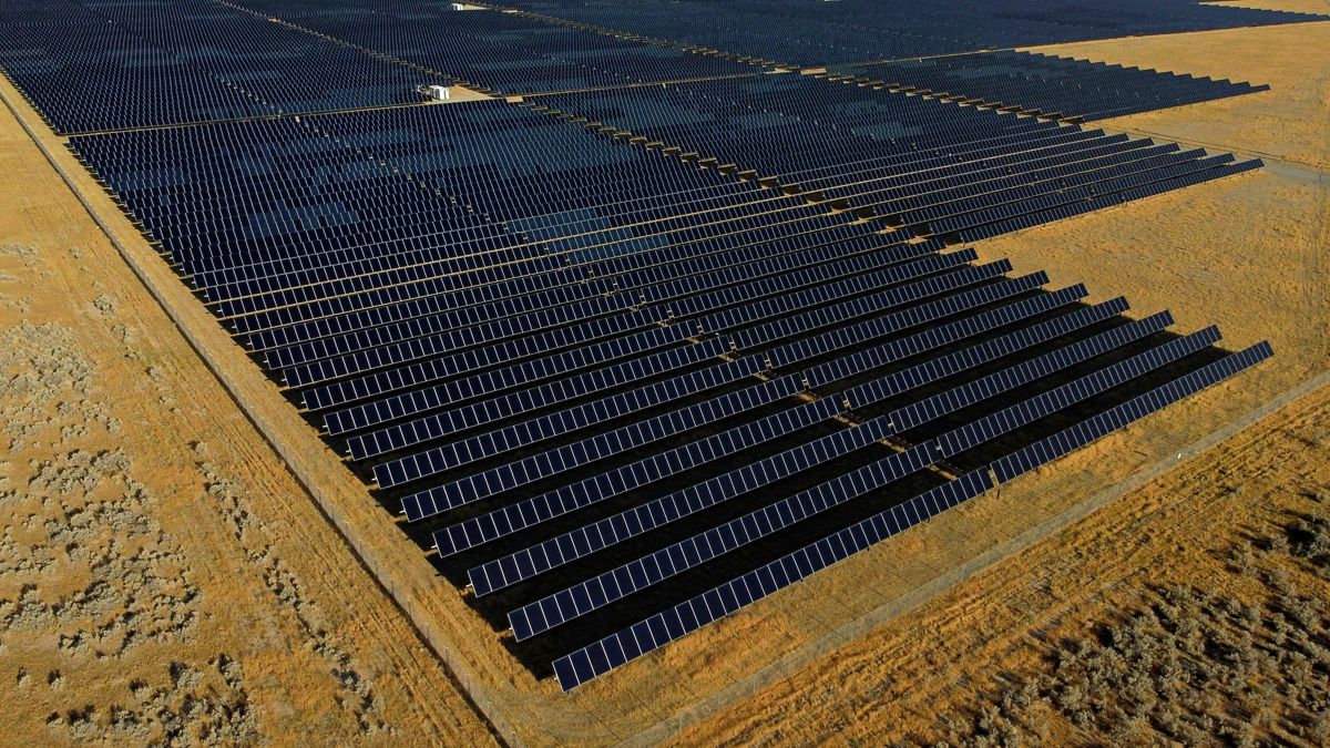 Et solkraftverk i Mona i den amerikanske delstaten Utah. Solceller står for en voksende del av energiproduksjonen i rike land. Foto: Rick Bowmer / AP / NTB