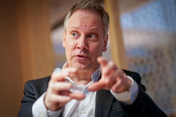 Samferdselsminister Jon-Ivar Nygård (Ap) sier det tidligere har manglet et regelverk for å møte utfordringene med useriøse aktører, høyt arbeidspress og lange arbeidsdager for varebilsjåfører i Norge. Foto: Heiko Junge / NTB