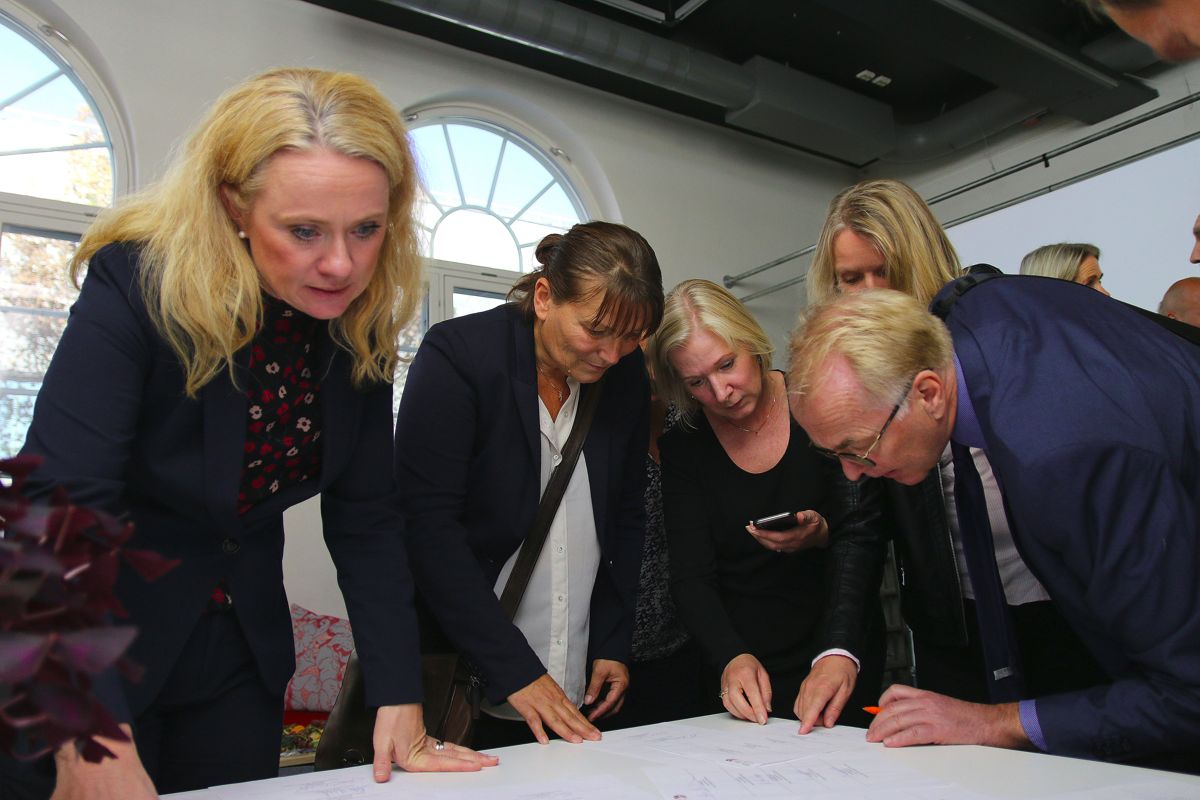 <p>Arbeids- og sosialminister Anniken Hauglie (t.v) ser over alle aktørene som har signert under stiftelsemøte, mens vegdirektør Bjørne Grimsrud signerer på vegne av Statens vegvesen.</p>