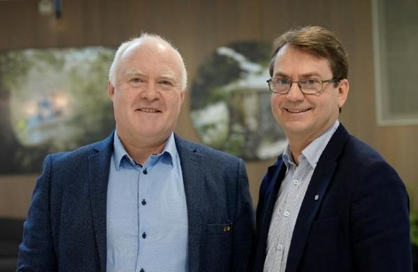 Torbjørn T. Moe, direktør for forretningsutvikling i Bulk Infrastructure Group (t.v.) og Sten-Ole Nilsen, konserndirektør Fornybar energi i Norconsult.  Foto: Norconsult