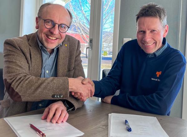 Arne Landmark, daglig leder i Backe Stor-Oslo (t.v.) og Bård Helge Tronrud, daglig leder i Tronrud Betong, har signert avtalen. Foto: Hanne M. Wam