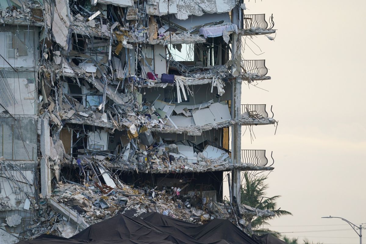 98 mennesker mistet livet da boligblokken Champlain Towers South i Florida kollapset i 2021. Foto: AP Photo/Lynne Sladky