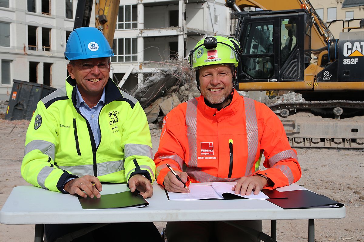 Konserndirektør boligutvikling Arne Baumann i OBOS (t.v.) og konsernsjef Jimmy Bengtsson i Veidekke kunne onsdag fornøyd skrive under kontrakten for utbyggngen av Middelthunet i Oslo til cirka en milliard kroner.
