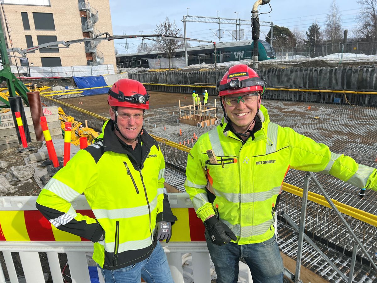 Prosjektleder Knut Håkon Bakken (t.v) og anleggsleder Andreas Haugsvær i Betonmast Innlandet, var fornøyd med fremdriften på betongleveransen da Byggeindustrien besøkte prosjektet torsdag formiddag.