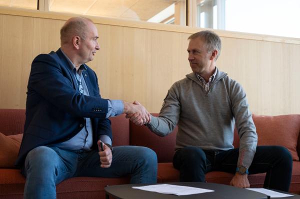 Kontrakten ble signert av administrerende direktør i Anno museum, Sven Inge Sunde og daglig leder Øystein Nordal i Martin M. Bakken.  Foto: Jonathan Hagaløkken/Anno.