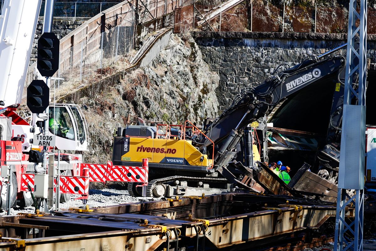 Fra opprydningsarbeidet på Arna stasjon mandag. Etter planen skal lokomotivet som var involvert i togulykken fraktes ut i løpet av tirsdagen. Foto: Paul S. Amundsen / NTB