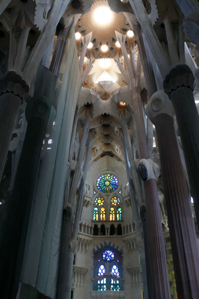 Sagrada Familia i Barcelona skal ferdigstilles i 2026, hundre år etter at arkitekten Antoni Gaudi døde. Katedralen besøkes årlig av fem millioner mennesker. Foto: Cornelius Poppe / NTB