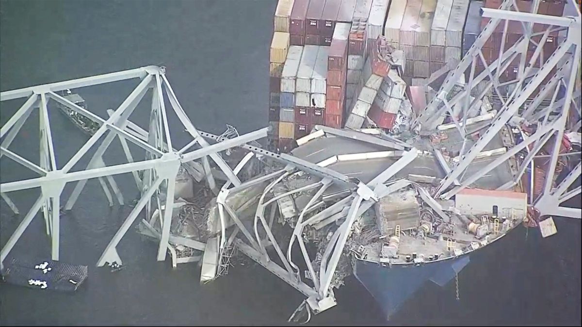 Konteinerskipet rev med seg deler av brospennet. Foto: WJLA via AP / NTB