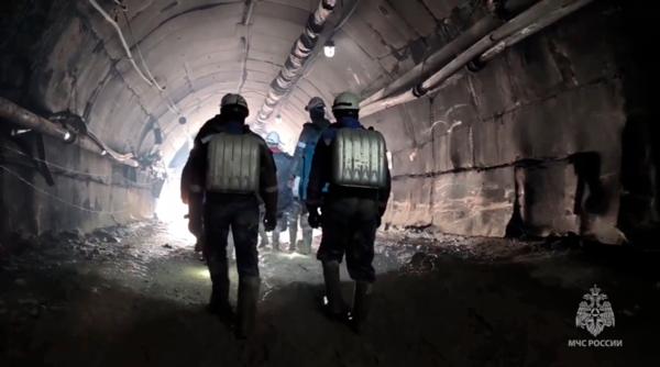 Arbeidet med å redde ut 13 gruvearbeidere øst i Russland stanses på grunn av frykten for en ny kollaps. Her er redningsarbeidere på jobb 25. mars. Foto: Russiske nødetater via AP / NTB