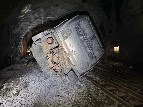 Lokomotivet har ligget i Arnanipatunnelen i flere dager. Nå er det hentet ut, melder BA. Foto: Statens Havarikommisjonens / Handout / NTB