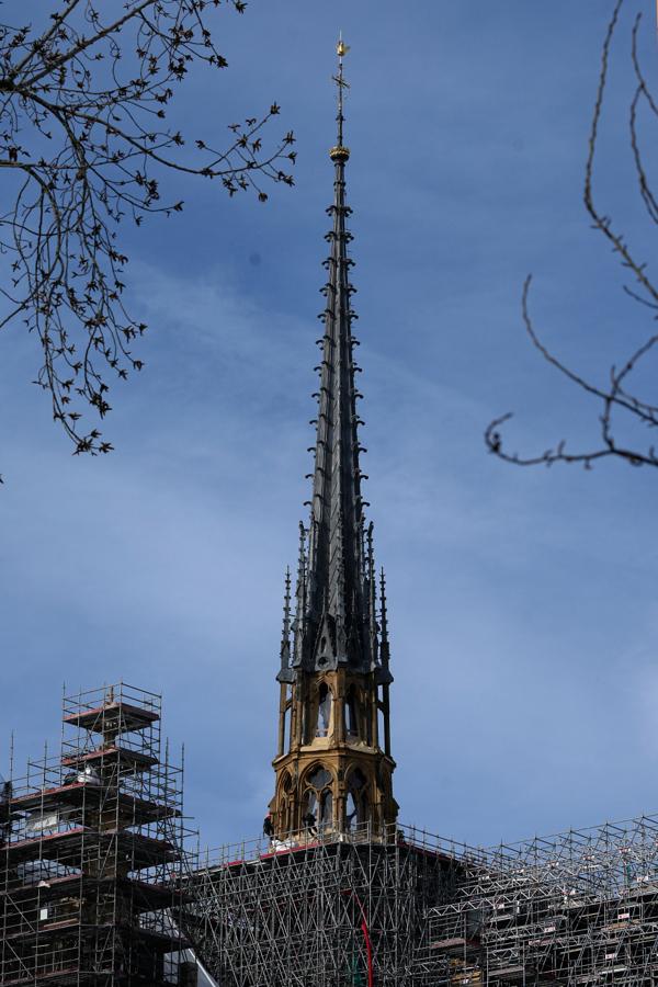 Spiret på Notre-Dame-katedralen er igjen på plass og synlig for folk i Paris etter at det kollapset på dramatisk vis under brannen i 2019. Foto: Michel Euler / AP / NTB