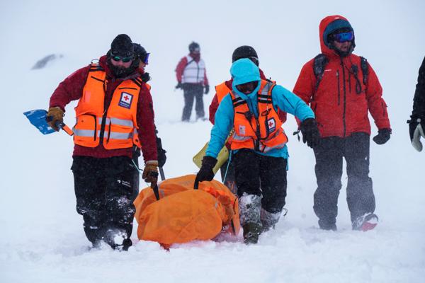 Røde Kors under en snøskredøvelse på Finse i vinter. Foto: Cornelius Poppe / NTB