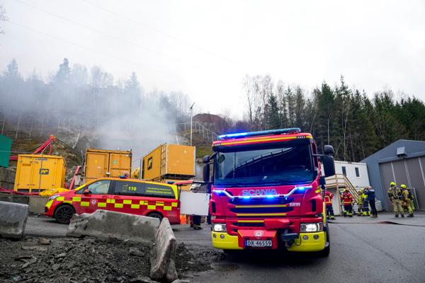 24 personer ble evakuert fra den brennende tunnelen på Alnabru lørdag. Søndag fortsatte arbeidet på stedet, og politiet starter etterforskning for å finne årsaken til brannen. Foto: Beate Oma Dahle / NTB