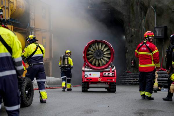 24 arbeidere er evakuert ut etter brann i en tunnel under bygging på Alnabru. Foto: Beate Oma Dahle / NTB