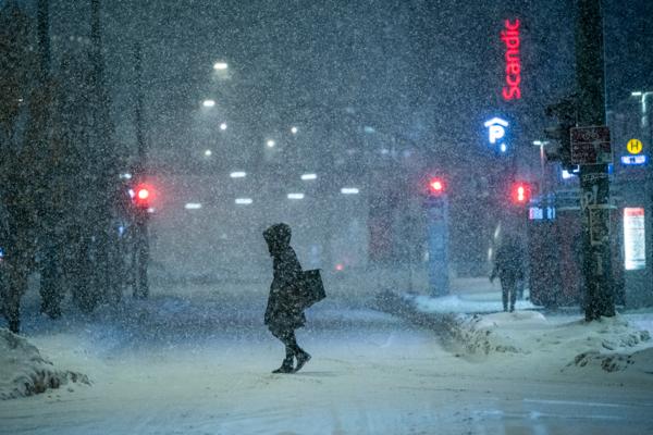 Det er ventet mye snø i Sør-Norge torsdag. Det kan by på utfordringer i trafikken. Foto: Rodrigo Freitas / NTB