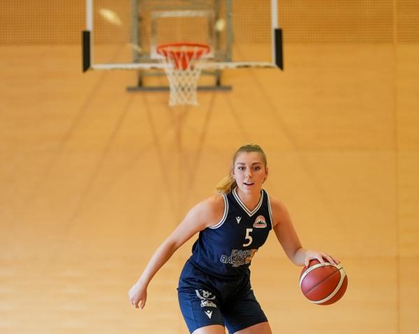 Sunniva Vik Pettersen spiller basketball påtoppnivå for Bergen Elite. Foto: @driftomedia
