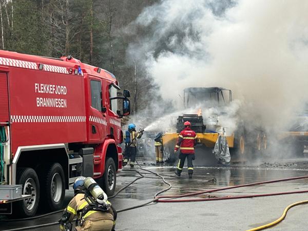 Det brant i denne dumperen hos Terox søndag formiddag. Foto: Kristen Munksgaard/Avisen Agder.