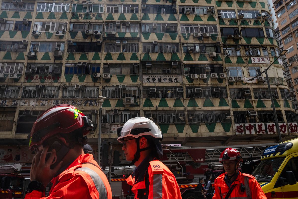 Minst fem personer er drept i en brann i Hongkong. Ytterligere elleve personer er skadd, opplyser politiet. Foto: Louise Delmotte / AP / NTB