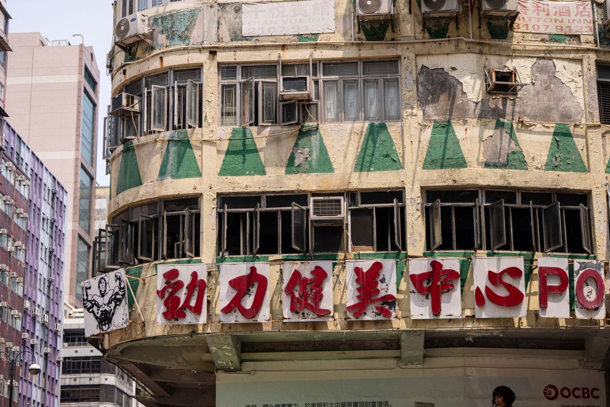 Boligblokken i Hongkong med navnet New Lucky House har fått store skader som følge av en brann. Foto: Louise Delmotte / AP / NTB