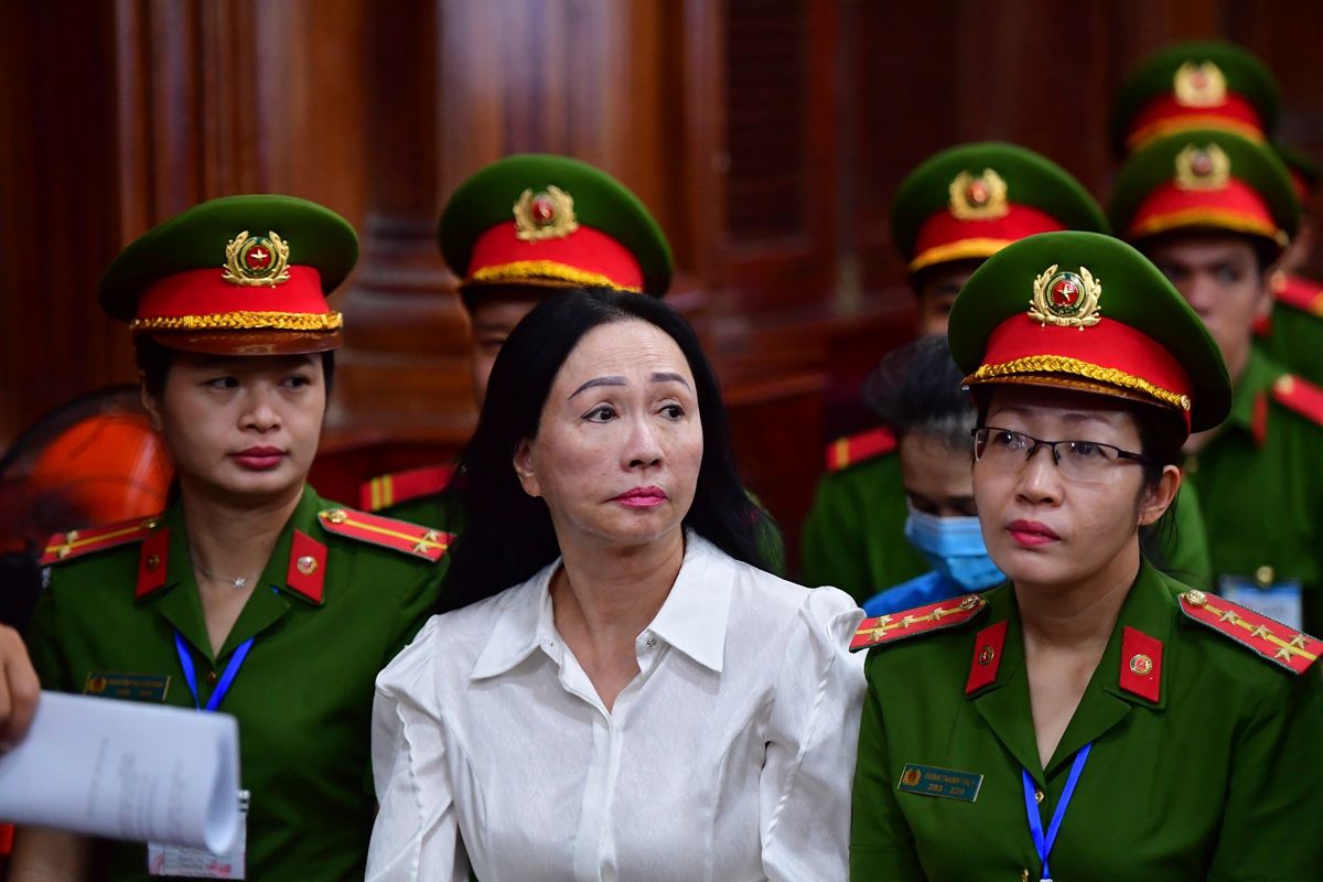 Truong My Lan (i midten) er dømt til døden for svindel. Foto: Thanh Tung / VnExpress via AP / NTB